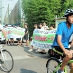 東日本大震災の被災地で採火した「灯」を自転車で運ぶ高校生ら＝宮城県石巻市（主催者提供）