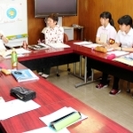 古石忠臣さんから体験を聞く新聞部員ら＝明石城西高校