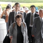 阪神高速倒壊訴訟の控訴審第１回弁論に臨む萬みち子さん＝２００３年７月２日、大阪高裁