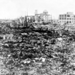 原爆投下後の広島。奥に残るのは原爆ドーム＝１９４５年８月１６日