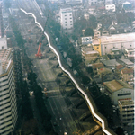 阪神・淡路大震災で横倒しになった阪神高速神戸線＝１９９５年１月１８日、神戸市東灘区