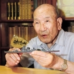 沈没当時の「加古」について語る元信号員の石上民夫さん＝洲本市宇山２