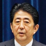 　戦後７０年談話を発表する安倍首相＝１４日夕、首相官邸