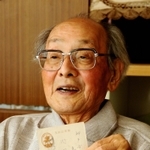 フィリピンで戦死した兄の敬一さんが最後に残したはがきを手に語る内田修二さん＝丹波市柏原町東奥