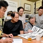 当時を知る高齢者から空襲のことを聞く門田会長（左）＝赤穂市坂越