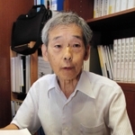 太平洋戦争中に投下された機雷の調査を続ける大井田孝さん＝神戸市中央区海岸通３、戦没した船と海員の資料館