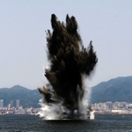 神戸港沖で発見され、爆破処理された機雷。水柱が噴き上がった＝２０１０年６月、六甲アイランド沖