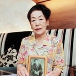 原爆で犠牲となった藤間侃治さんの写真を手にする藤間昭代さん＝神戸市中央区