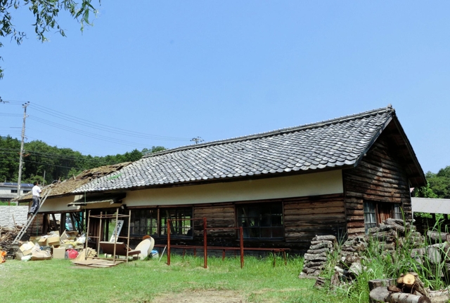 戦時中に地雷用容器が作られた工房跡。３窯元の共同工房だった＝篠山市今田町上立杭