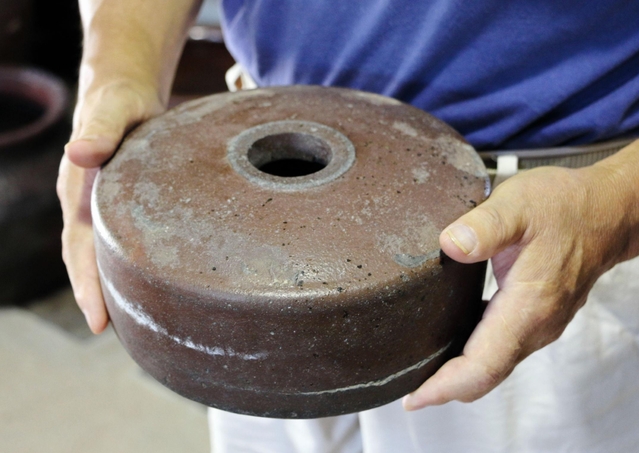 丹波焼の工房で作られた地雷用容器。戦後は窯元の自宅で漬物石として使われたという＝丹誠窯