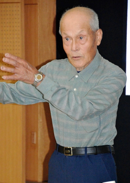 シベリア抑留体験を振り返る高橋勝さん＝いずれも篠山市立中央図書館