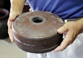 丹波焼の工房で作られた地雷用容器。戦後は窯元の自宅で漬物石として使われたという＝丹誠窯