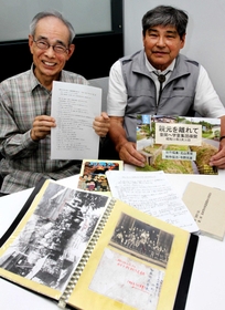 当時の写真や資料を手に、学童疎開の思い出を語る北山秀俊さん（左）と今野光雄さん＝神戸新聞社
