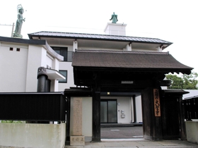 明石空襲被害などの継承を図る大聖寺。左は慰霊塔＝上ノ丸１