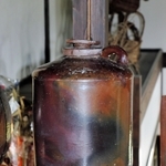 戦時中に作られた丹波焼の硫酸瓶。ネジ式のふたが付いている。戦後は製薬会社に出荷された＝丹誠窯