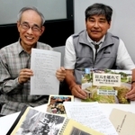 当時の写真や資料を手に、学童疎開の思い出を語る北山秀俊さん（左）と今野光雄さん＝神戸新聞社
