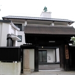 明石空襲被害などの継承を図る大聖寺。左は慰霊塔＝上ノ丸１