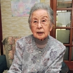 戦時中の体験をしたためた原稿を手に、当時を思い浮かべる黒田敦子さん＝姫路市竹田町