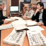 引揚者在外事実申告書を見る藤岡司理事長（右）ら兵庫県海外同友会のメンバー＝神戸市中央区海岸通３