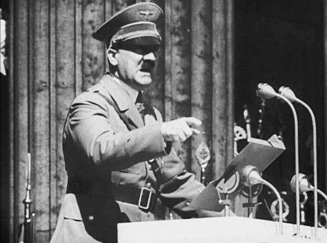 「ナチス国民祭祝典」で演説するヒトラー
