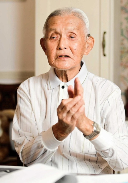 島さんについて話す潁川良平さん＝宝塚市武庫川町４（撮影・中西幸大）
