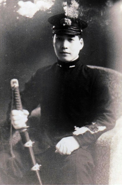 少尉に任官し、軍服姿で写真に納まる島澄夫さん＝１９４４年１２月（豊の国宇佐市塾提供）