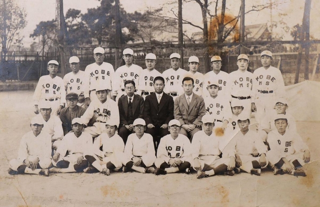 旧制神戸一中野球部のチームメイトと写真に納まる島澄夫さん（後列右から２人目）＝前田優子さん提供