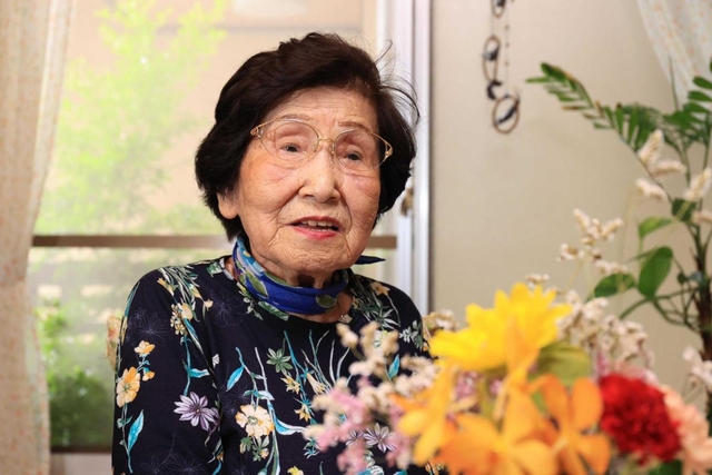 明石市の空襲の様子など、戦時の体験を語る炭谷光世さん＝明石市大蔵中町（撮影・斎藤雅志）