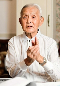 島さんについて話す潁川良平さん＝宝塚市武庫川町４（撮影・中西幸大）