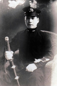少尉に任官し、軍服姿で写真に納まる島澄夫さん＝１９４４年１２月（豊の国宇佐市塾提供）