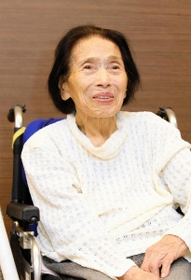 従軍看護婦の日々を振り返る治居冨美さん＝小野市市場町、複合福祉施設くつろぎの杜