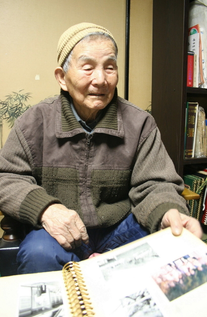 シベリア抑留の体験を語る細見竹雄さん＝篠山市本郷