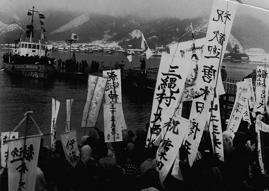 戦後、シベリアから帰国した抑留者を出迎える人たち（舞鶴引揚記念館提供）