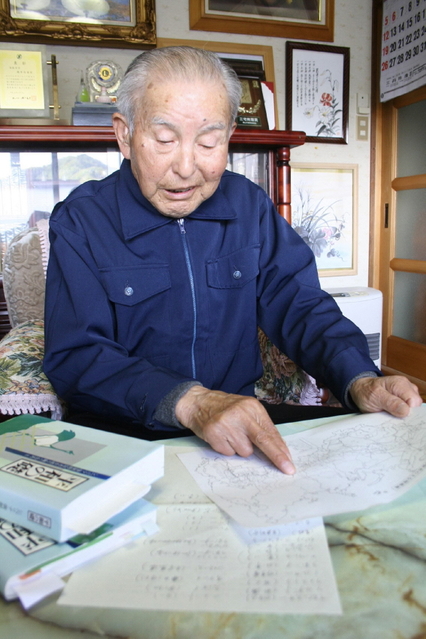 シベリアの地図を見ながら記憶をたどる橋本信雄さん＝篠山市遠方（おちかた）