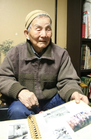 シベリア抑留の体験を語る細見竹雄さん＝篠山市本郷