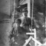 国境守備隊の同僚と写真に納まる。右側が細見竹雄さん（細見さん提供）
