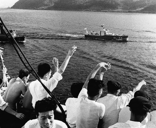 舞鶴港に入り、引き揚げ船から手を振る抑留者ら（舞鶴引揚記念館提供）