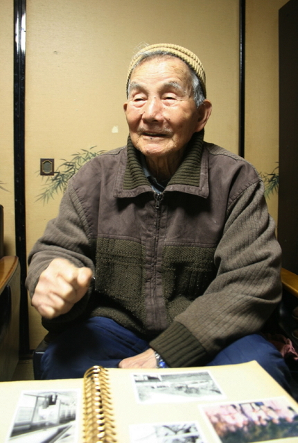 「わしらには楽しい青春なんてなかった」。戦争体験を振り返り、そう話す細見竹雄さん＝篠山市本郷