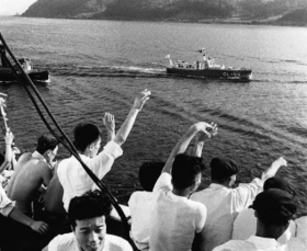 舞鶴港に入り、引き揚げ船から手を振る抑留者ら（舞鶴引揚記念館提供）