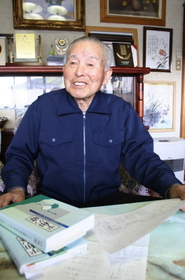 「家内も抑留の話を聞くのは嫌や言います」と話す橋本信雄さん＝篠山市遠方