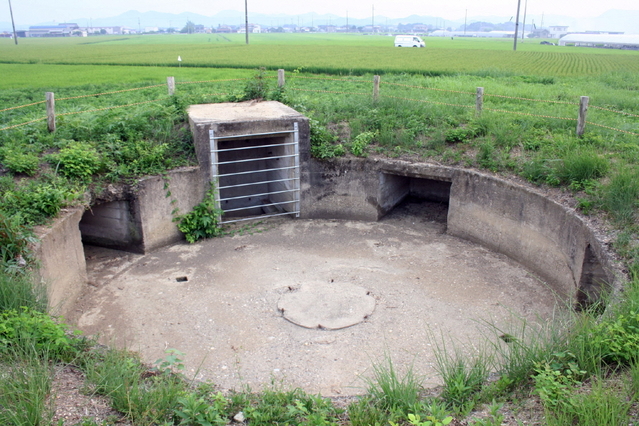 滑走路跡周辺に残る対空機銃座の跡＝加西市鶉野町