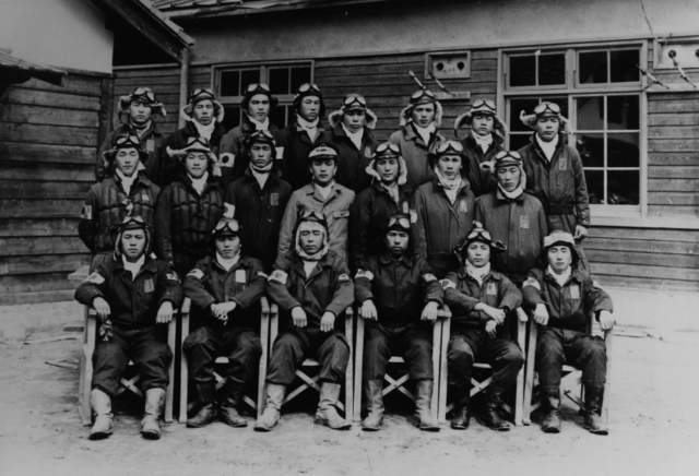 ５月２５日未明に出撃予定だった徳島白菊隊の操縦員（宮崎さんは後列右から３人目）