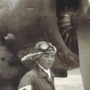 徳島飛行場で機体とともに写真に納まる宮﨑亘さん