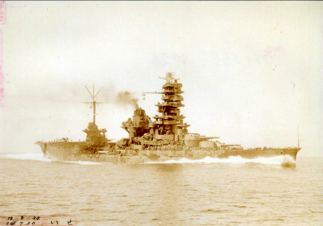 日向とともに航空戦艦に改装され、囮部隊に加わった「伊勢」＝１９４３年８月、伊予灘で撮影（大和ミュージアム提供）