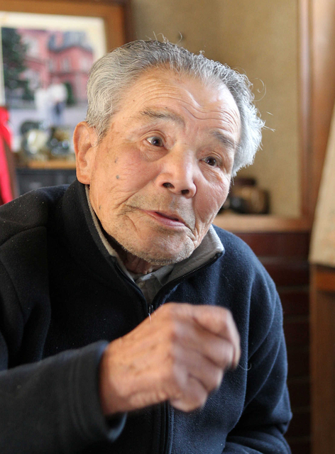 過酷な沖縄戦の体験を語る片山省さん＝洲本市上物部（撮影・峰大二郎）