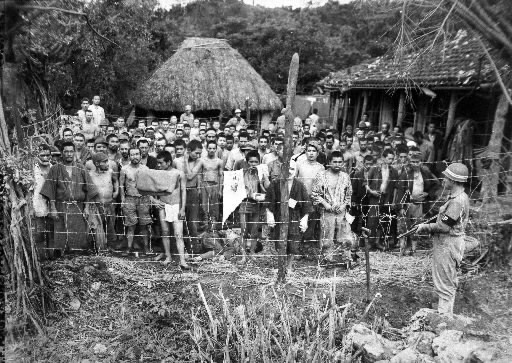沖縄本島の小禄（おろく）にあった収容所。軍服を着ている人、着物姿の人。さまざまな立場の人が一緒にいた（沖縄県公文書館提供）