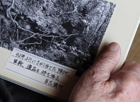 片山省さんは戦後、具志頭を再訪し、かつての陣地跡を捜した＝洲本市上物部（撮影・峰大二郎）