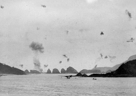 日本軍の特攻隊の攻撃を受け、炎上する米軍の弾薬補給船。米軍側が撮影した＝１９４５年４月６日、沖縄県の慶良間諸島（沖縄県公文書館提供）
