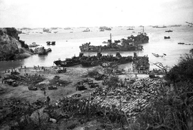 沖縄本島に続々と上陸する米軍＝１９４５年４月１９日、沖縄県（沖縄県公文書館提供）