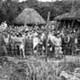 沖縄本島の小禄（おろく）にあった収容所。軍服を着ている人、着物姿の人。さまざまな立場の人が一緒にいた（沖縄県公文書館提供）